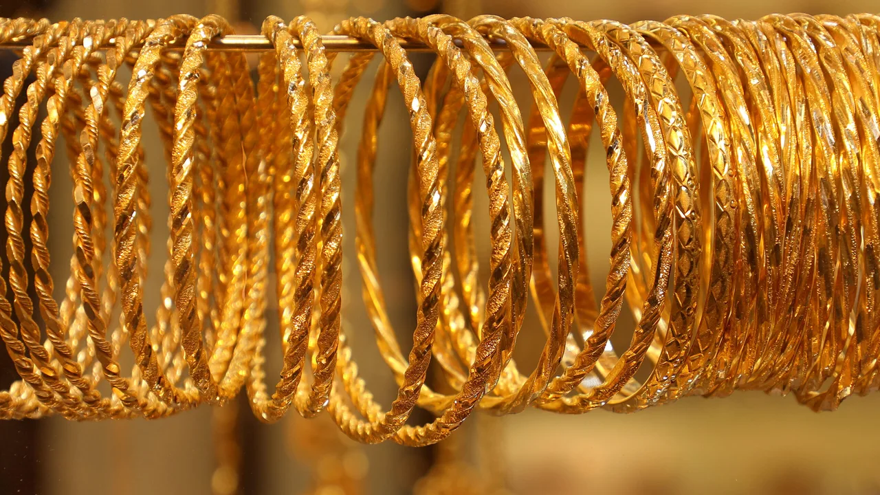 الدهب جنن الناس.. سعر الذهب اليوم بالسوق المصرى  عيار 21 الآن بعد آخر ارتفاع (تحديث رسمي)